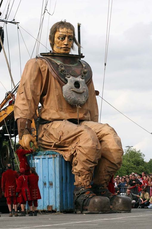 La petite géante du Titanic et le scaphandrier - Nantes 2009 Royal de Luxe - Journee 2 
