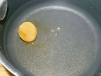 1 - Mettre le four à préchauffer th 6 (180°). Laver le chou dans une grande quantité d'eau vinaigrée, rincer et égoutter. L'émincer en julienne et mettre à pocher pour 3 mn environ dans une casserole d'eau bouillante. Egoutter et réserver. Dérouler la pâte feuilletée, la découper en un disque de 18 cm environ à l'aide d'un cercle. La placer sur une plaque allant au four, badigeonner avec le j'aune d'oeuf, recouvrir d'une feuille de papier sulfurisé, d'une deuxième plaque et enfourner pour 10 mn environ th 6 (180°). Pendant que votre pâte cuit, préparer votre fond de veau, y plonger la saucisse à froid, porter à ébullition et laisser cuire pendant 20 mn.