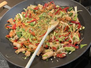 Wok de légumes aux nouilles chinoises et crevettes