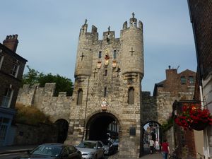 Micklegate Gate, l'une des portes de l'ancienne muraille / Micklegate Gate, una de las puertas de la antigua muralla