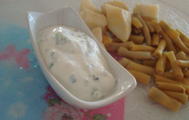 Sauce au yaourt et aux herbes (pour légumes)