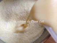  Mélanger le sucre et les oeuf, puis ajouter l’huile, le lait le jus de citron, mélanger encore puis incorporé la semoule, la noix de coco, l’amande, la vanilla, la levure et le zeste.    Dans un plateau beurré, verser le mélange puis enfourner pendant 25/30mn environ dans un four préchauffé à 180°C (dès que le gâteau et doré et que la pointe du coteau sorte sèche c'est que le gâteau est cuit).