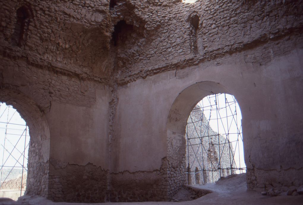 A 10 km de Firuzabad, l'impressionnante forteresse de Qal'eh-ye Dokhtar fut construite par Ardashir Ier (224-241). Photographies : Patrick Ringgenberg.