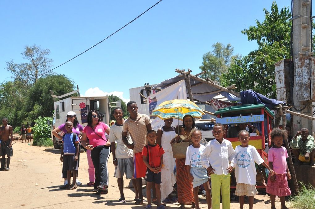 Les membres de l'Association FITIA, fondée et présidée par Mialy Rajoelina, au secours des sinistrés du cyclone Haruna à Sakaraha. Photos: Harilala Randrianarison