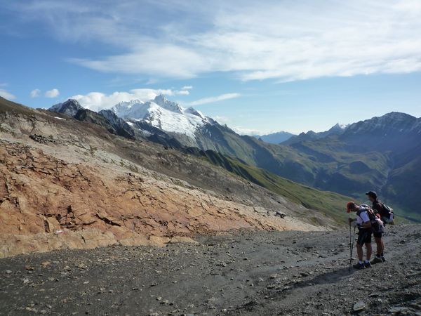 La descente vers Ville-Des-Glaciers est tout simplement magnifique.