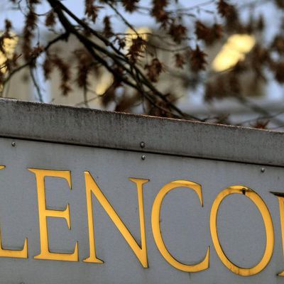 Février 2018 Publié par Ahmat Zeïdane Bichara Tchad : Les autorités tchadiennes sauvent le meuble en concluant un accord avec Glencore.  Le Tchad et Glencore, leader mondial de négoce des matières premières sont parvenus à s’entendre sur les modalités de la restructuration de la dette qui pèse sur les finances publiques d’un pays complètement ruiné financièrement. La fin de ce bras de fer constitue un véritable soulagement pour le gouvernement tchadien confronté sur le front intérieur à de mouvements de grève illimités qui vont sérieusement compliquer les prévisions budgétaires du ministère des finances. Si les agents des services de recouvrement des recettes sont également en grève, le manque à gagner pour l’Etat sera incommensurable, d’où l’intérêt d’engagement rapidement des négociations avec les syndicats en vue de parvenir à une trêve sociale durable entre les partenaires sociaux et le gouvernement resté jusque-là silencieux et impuissant. Selon le ministre des finances et du budget, docteur Abdoulaye Sabre, le remboursement de cette dette dans les conditions initiales devenait insupportable pour les finances du pays.  Selon toujours le docteur Abdoulaye Sabre s’expliquant via un communiqué, qu’un arrangement conclu mercredi à Paris a été obtenu après moult négociations entre les deux parties prenantes.  Il précise que l’accord porte sur une restructuration globale de la dette tchadienne vis-à-vis de Glencore. Le montant de la dette a été évalué pour atteindre aujourd’hui près 1 milliards de dollars et demi de dollars. Pour les autorités de N’Djamena, sa restructuration permet de garantir la soutenabilité de la dette extérieure du pays et d’assurer le financement de son programme triennal avec le Fonds monétaire international. Les chiffres sont formels : En 2014, la mauvaise affaire de la reprise des parts de Chevron dans le secteur pétrolier, a conduit le Tchad d’emprunter près d’un milliard et demi de dollars auprès de la société anglo-suisse. Le remboursement de cet emprunt devrait se faire sur les revenus pétroliers, mais le Tchad traverse depuis lors une profonde crise économique liée à la chute des cours du pétrole qui a commencé à se ressentir en 2014. La conséquence de cette crise est dramatique : le gouvernement a coupé de moitié les primes ou indemnités des fonctionnaires début janvier, entraînant des grognes sociales, marquées par une grève générale du Service public et des manifestations systématiquement interdites par les autorités.  Moussa T.Yowanga   Religion : Le charismatique évangéliste américain Billy Graham s’est éteint. S'inscrire à la newsletter Vous aimerez aussi : Religion : Le charismatique évangéliste américain Billy Graham s’est éteint. Religion : Le charismatique évangéliste américain Billy Graham s’est éteint.   RDC : Riche de Cobalt, Kinshasa joue avec les nerfs des marchés RDC : Riche de Cobalt, Kinshasa joue avec les nerfs des marchés USA : Plus de 24 degrés à New York, un record pour ce mercredi 21 février 2018 USA : Plus de 24 degrés à New York, un record pour ce mercredi 21 février 2018 RDC : Les autorités congolaises présentent la « machine à voter » de toutes les polémiques RDC : Les autorités congolaises présentent la « machine à voter » de toutes 