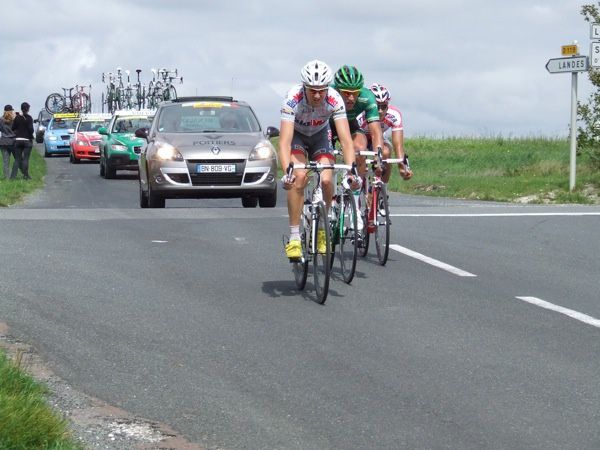 Première étape Surgères-Cognac. Les coureurs étaient à 14 h 45 entre Landes et Torxé et à 15 h 02 sur la route de Rochefort à un km de Saint-Jean-d'Angély en venant de Torxé