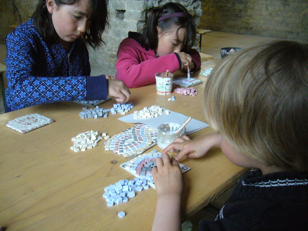 les animatrices du petit atelier vous entrainent à la découverte des pratiques artisanales de la vie quotidienne dans l'antiquité : Arelate à Arles, Grands Jeux Romains à Nîmes, Théâtre Antique à Orange, Mas des Tourelles à Beaucaire ...