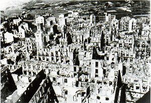 Ville de Guernica après le bombardement, images d'archives, 1937