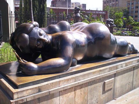 Fernando Botero Angulo, né le 19 avril 1932 à Medellín, est un peintre et sculpteur colombien réputé pour ses personnages aux formes rondes et voluptueuses.