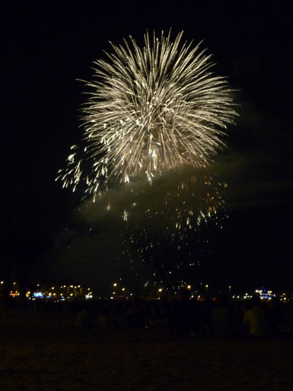 Alors que la lune est rouge et que le feu d'artifice éclate ...