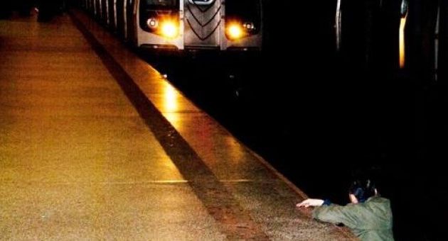 Captan momento previó a que un hombre es arrollado por el Metro de NY