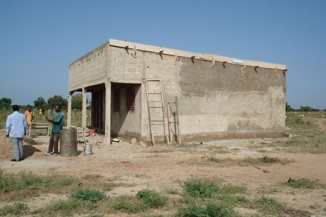 Construction en cours de l'école : voir photos (cliquer pour agrandir)  Oumnoghin : Construction de la classe de 6ème..., la rentrée approche