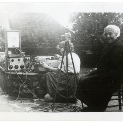 euphrasie pichon, une chanteuse paysanne du berry dont les chansons avaient été enregistrées par les chercheurs du musée national des arts