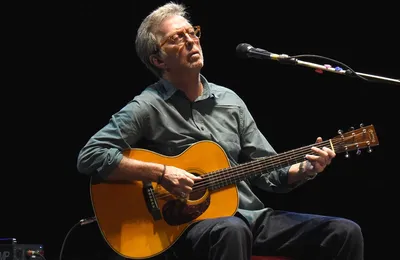 Eric Clapton, rock star sceptique du confinement, dénonce la "propagande" sur la sécurité des vaccins et affirme avoir eu une "réaction désastreuse" au vaccin contre la Covid d'AstraZeneca, qui lui a fait craindre de ne plus jamais jouer (Daily Mail)