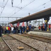 Social - Réforme des retraites : les manifestants occupent les voies en gare de Vierzon