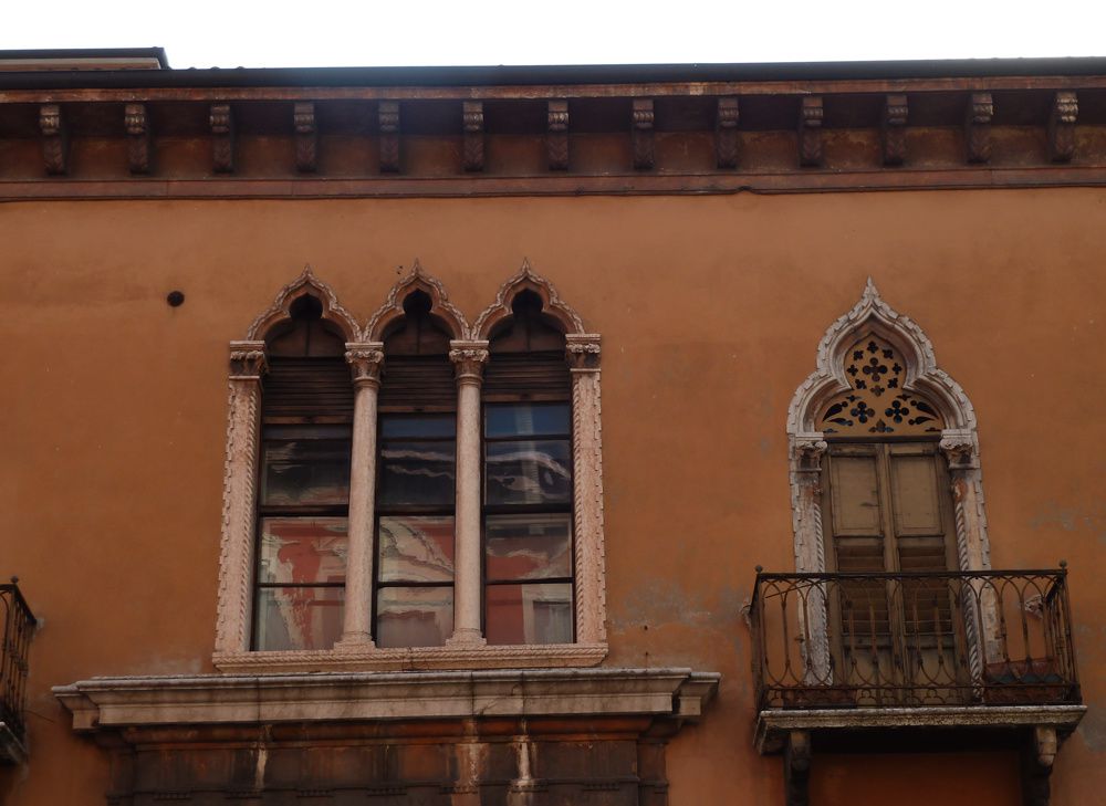 Voici quelques vues du berceau de Roméo et Juliette, dont vous pourrez reconnaître le balcon...mais aussi des trésors architecturaux à chaque coin de rue, un théâtre antique et un magnifique jardin renaissance....entre autres!