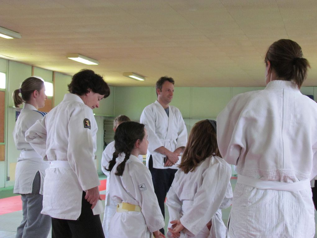 Les enfants heureux de faire monter les parents pour un cours judo....merci à eux d'avoir jouer le jeu, vos enfants ont apprécié , vous aussi apparement ! sortie de tatamis avec le sourire ....MERCI  à refaire :)