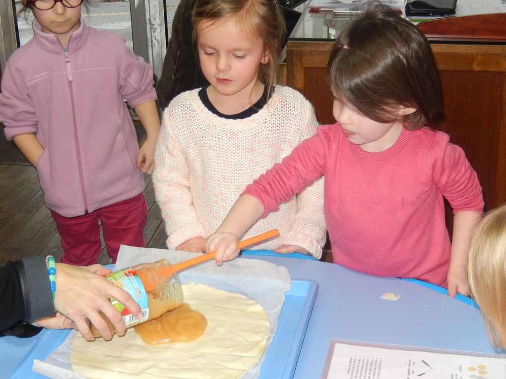Préparation de la galette chez les petites sections.