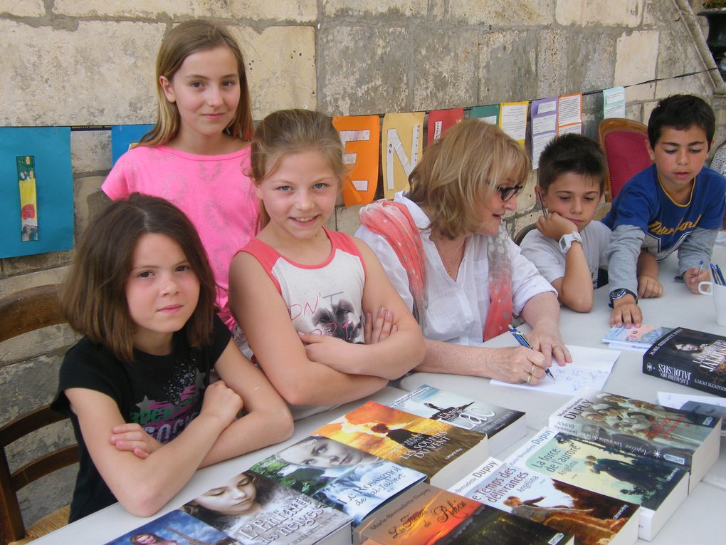 DIAPORAMA .Samedi 11 Juin après-midi les CM dédicaces leur livre avec Marie bernadette Dupuy  (cour de l'ecole)