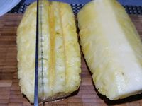 1 - Peler et découper l'ananas en moitiés puis en quarts. Retirer la partie centrale dure, mettre à plat un quartier d'ananas et réaliser 4 sillons à l'aide d'un couteau puis tailler en tranches.