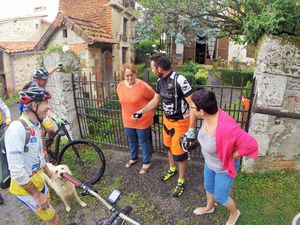 Pause à chichiat pour remettre le chien au maire de la commune