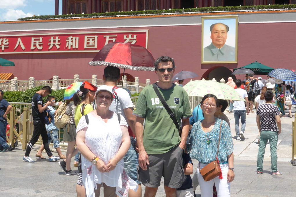 Symbole de la Chine, située au centre ville de Pékin, plus grande place du monde, sa superficie est d'environ 440 000m². Elle est bordée au nord par la tour de  la place Tian'anmen, au sud par la tour de la porte Zhengyangmen (du soleil en face), à l'Est par le Musée National de Chine et à l'Ouest par le Palais de L'Assemblée Nationale du Peuple. Dans sa partie Sud se situe le Mausolée du Président Mao qui occupe une surface de 57 000m².1-Tour de la place Tian'anmen / 2-Musée National de Chine / 3-Mausolée de Mao / 4-Palais de l'Assemblée Nationale du Peuple.