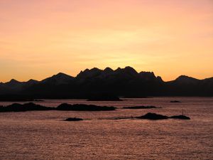 2001: Dieses nette Fischerdörfchen mit 5 festen Einwohnern ist Nyksund. Die Bevölkerung ist um 25% explodiert, als Ines auch noch nachwanderte.  Blick auf Nyksund (die paar Häuschen links) von dem nahegelegenen Berg Nyken.
