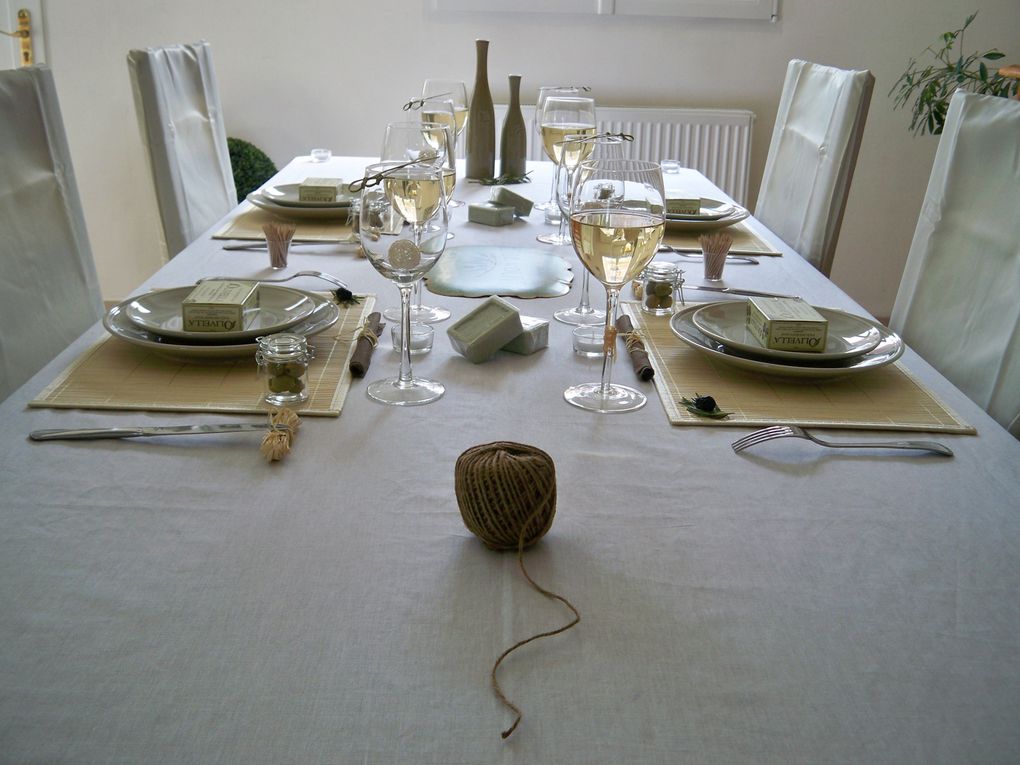 Une table aux saveurs estivales dressée pour une douce soirée d'été.