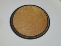 5 - Sur des assiettes de service, déposer un peu de sauce émulsionnée. Placer les croustillants de feuille de brick dessus, ajouter le mélange de champignons. Répartir l'émulsion tout autour, décorer de brins de cerfeuil et de quelques baies roses et servir aussitôt .