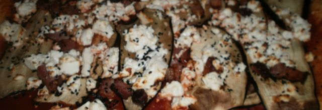 Pizza à l'aubergine, lard fumé, feta et nigelle