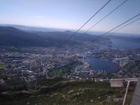 Premier panorama depuis le sommet. On voit bien la ville quand même, et la montagne juste en face est celle sur laquelle on était 2 semaines plus tôt !