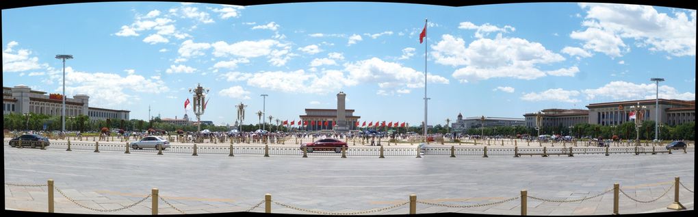 Symbole de la Chine, située au centre ville de Pékin, plus grande place du monde, sa superficie est d'environ 440 000m². Elle est bordée au nord par la tour de  la place Tian'anmen, au sud par la tour de la porte Zhengyangmen (du soleil en face), à l'Est par le Musée National de Chine et à l'Ouest par le Palais de L'Assemblée Nationale du Peuple. Dans sa partie Sud se situe le Mausolée du Président Mao qui occupe une surface de 57 000m².1-Tour de la place Tian'anmen / 2-Musée National de Chine / 3-Mausolée de Mao / 4-Palais de l'Assemblée Nationale du Peuple.