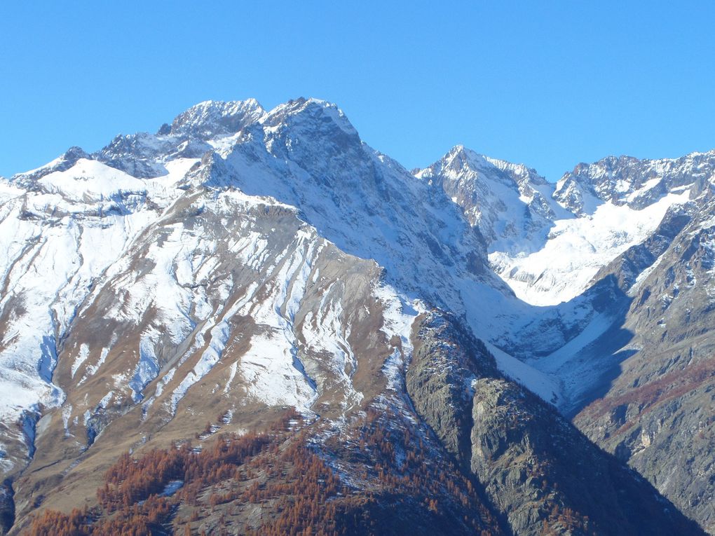 départ ce 01/11/15 de la route de Chambran (1400m) et montée à la Cabane Chouvet (1770m) puis jusque vers 2200m sur l'itinéraire de la Cime de la Condamine !! Magnifique automne en Vallouise face au Pelvoux !!