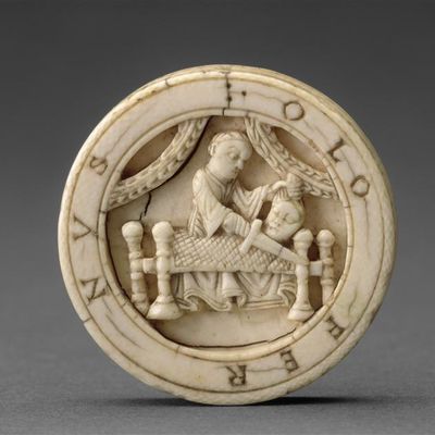 Le Jeu au Moyen Âge - Pion de Trictrac : Judith et Holopherne, XIIe siècle