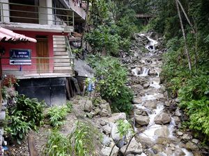 Aguas Calientes est la dernière étape avant le Machu Picchu....c'est un petit village très amusant encaissé dans les montagnes et coupé par un torrent impressionnant....ajoutez un petit tournoi de football nocturne qui m'a rappelé l'innocence de mon enfance et vous comprendrez que j'ai été séduit...