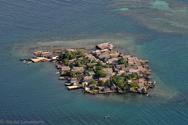Photo aérienne d'un village de Kunas des iles San Blas
