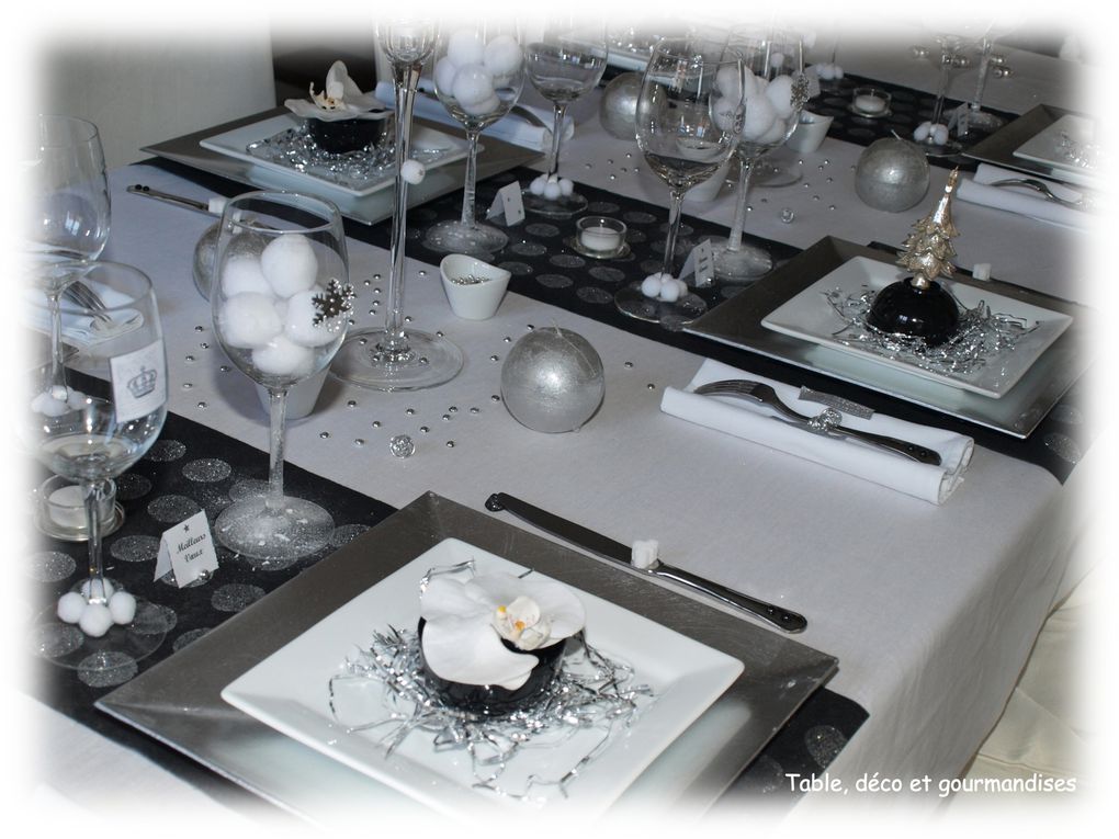 Du noir, du gris argenté et du blanc sur cette jolie table de Réveillon où Paillettes et Orchidés s'affichent au côtés des sapins en tenue de soirée...