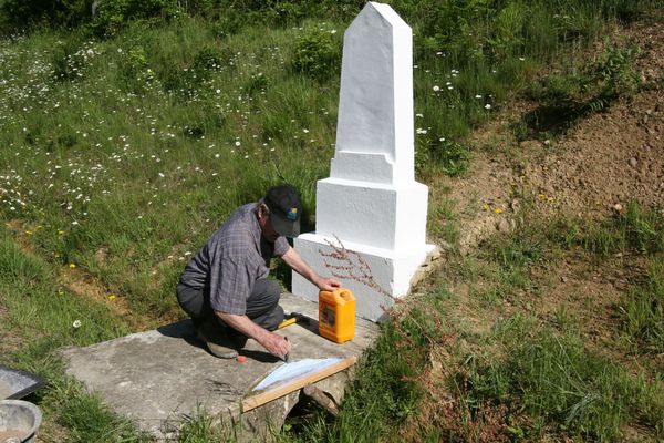 La vieille plaque a été enlevée par Louis et Guy puis recimentée par Jean Luc