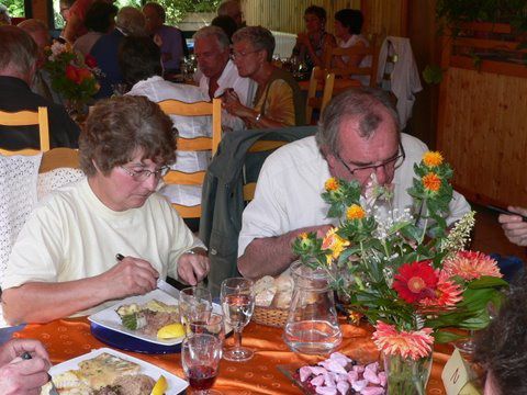 Collection des photos prises le 6 septembre 2009 lors du repas de retrouvailles où 39 convives heureux, étaient tout à la joie de revoir leurs copains et copines de classe.
