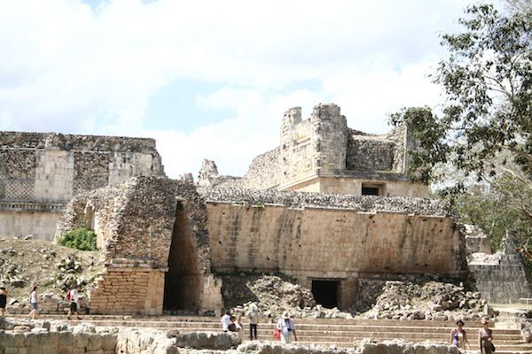 La Ruta Puuc, au sud de Mérida, offre de splendides paysages avec d'incroyables vestiges de la civilisation maya. Temples, pyramides, palais , fresques, la beauté du site d'Uxmal très bien préservé est fascinante. Ces ruines  sont par ailleurs b