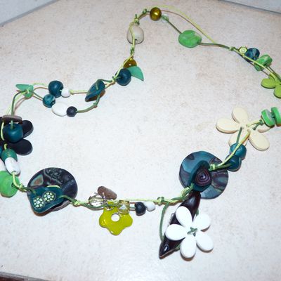 Collier fleuri pour le printemps