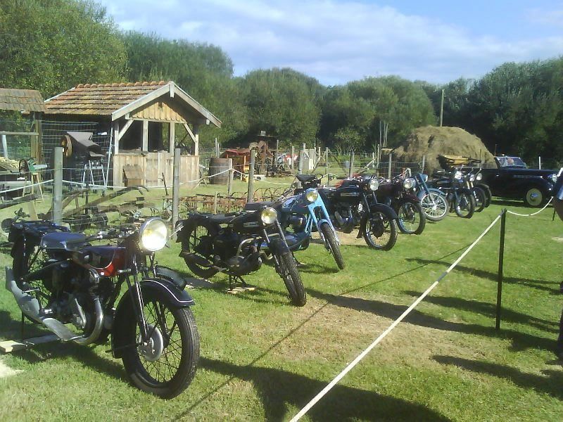 Moto anciennes prises en photo à Bisca près du musée de l'hydravion.
