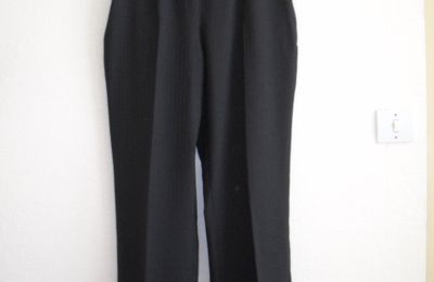 Un pantalon en noir pour les sortir