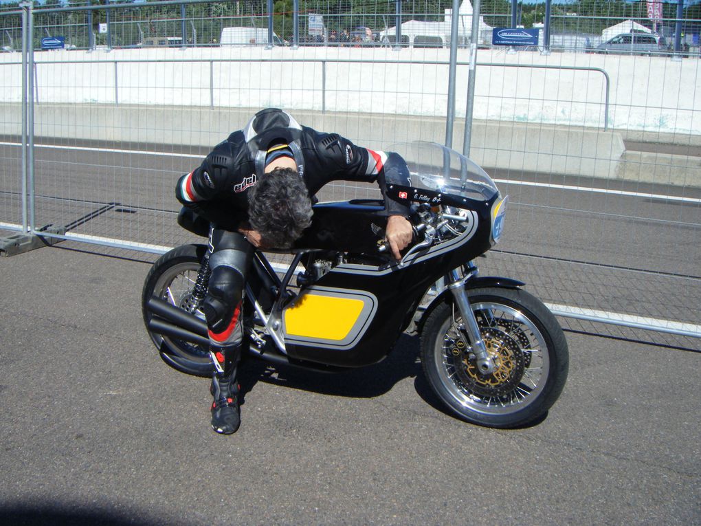 Les coupes moto légende ont eu lieu le week-end du 30 et 31 Mai 2009.
Voiçi 2 albums photo concernant un panache de motos de 1900 à 1990.QUE DU BONHEUR!
Félicitations à toute l'équipe de MOTO LEGENDE.Cliquez sur les 2 albums photos.VINCENTEAM