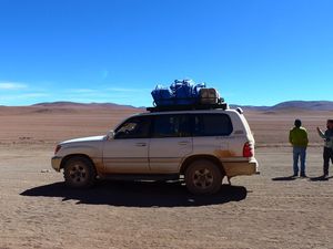 Une partie du groupe (les Allemands burpent dans le 4X4!) et le Licacambur, le volcan qui domine San Pedro, à plus de 6000 m d'altitude 