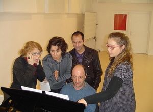 cinq de coeur, cinq chanteurs formés à l'école rigoureuse du classique qui allient virtuosité diabolique et comique irrésistible