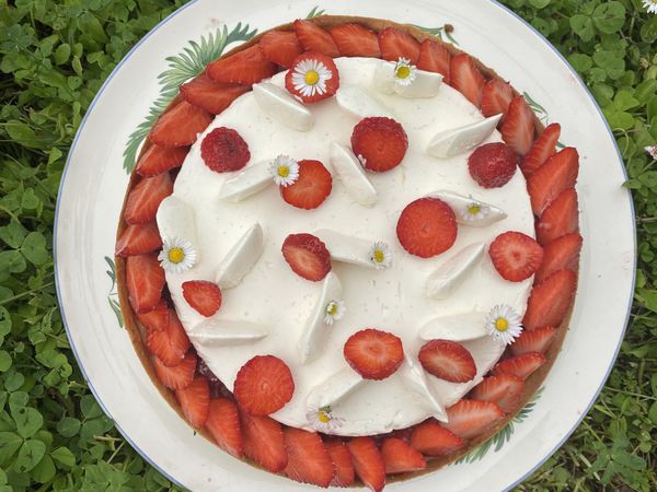 Tarte aux fraises, pâte sucrée, crème d'amande, compotée de fraises et ganache montée au chocolat blanc