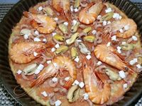 4 - Sortir du four. Garnir la pâte de purée de tomates fraîches, de gambas, de moules, crevettes grises, de dés de mozzarella et de câpres. Repasser la pizza au four pour 5 mn environ. Servir et déguster de suite !