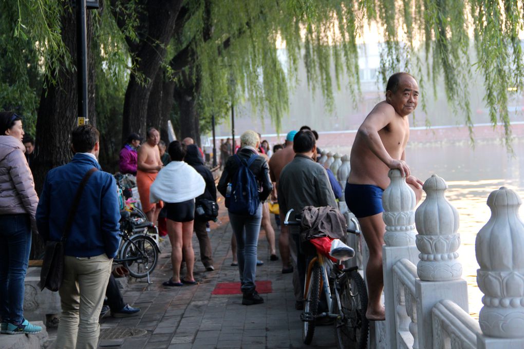 Le Lac Houhai et ses baigneurs courageux, Pékin 